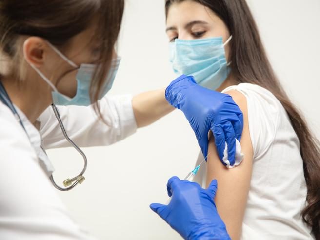 La terza dose di vaccino anti Covid somministrata tra fine anno e inizio 2022 - Vimarsana News