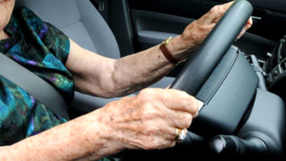 La Spezia. Dopo aver fatto cinque incidenti in 3 mesi, investe una donna e scappa: 93enne nei guai