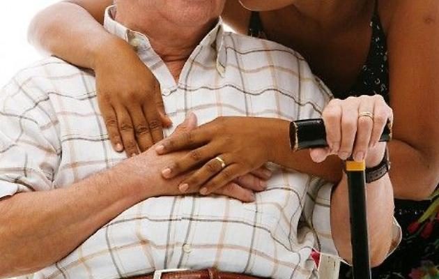 Taranto, il pensionato sposato (a sua insaputa) con la badante che gli porta via tutto
