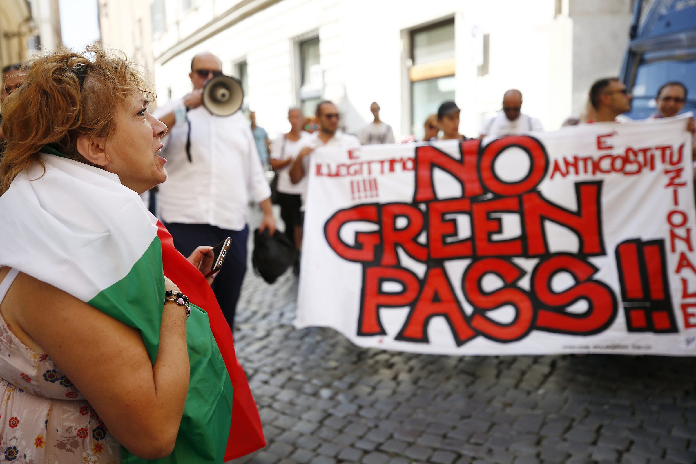 Green pass, Italia a rischio blocco: scioperi portuali e autotrasportatori, il Viminale teme scontri