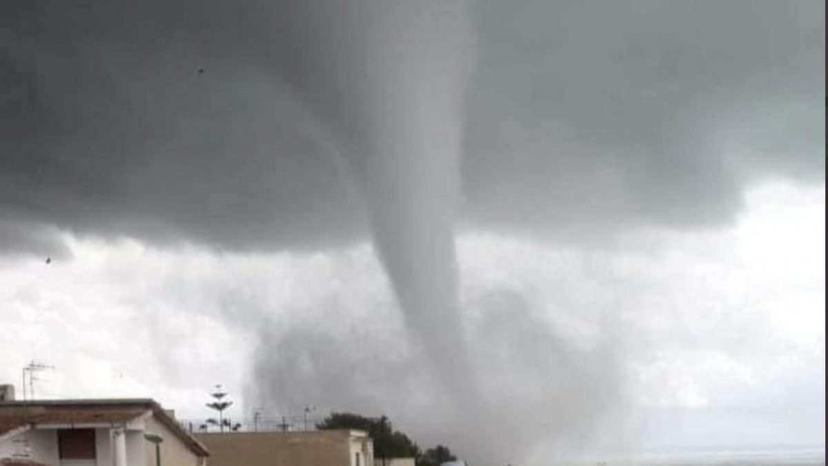 Tromba d'aria a Marinella di Selinunte (Twitter).