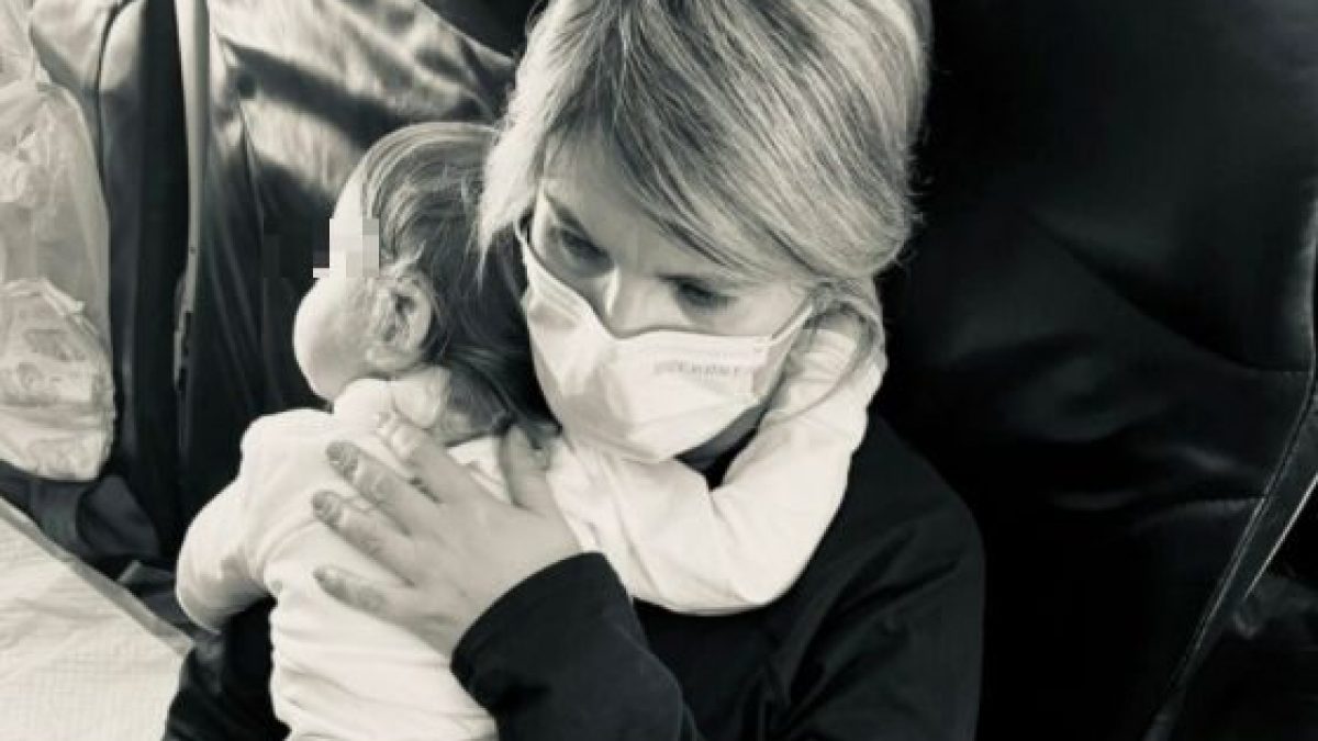 La bambina durante il viaggio che l’ha portata in Italia