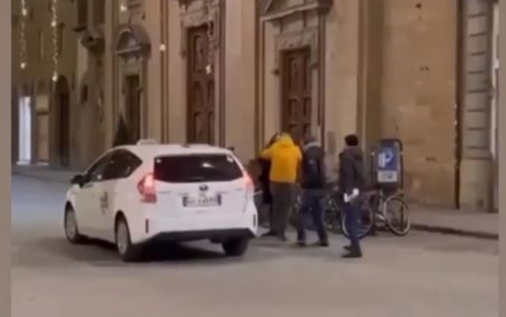 Fanpage: Firenze, tassista prende a calci e schiaffi una turista, licenza sospesa. La scena ripresa in un video