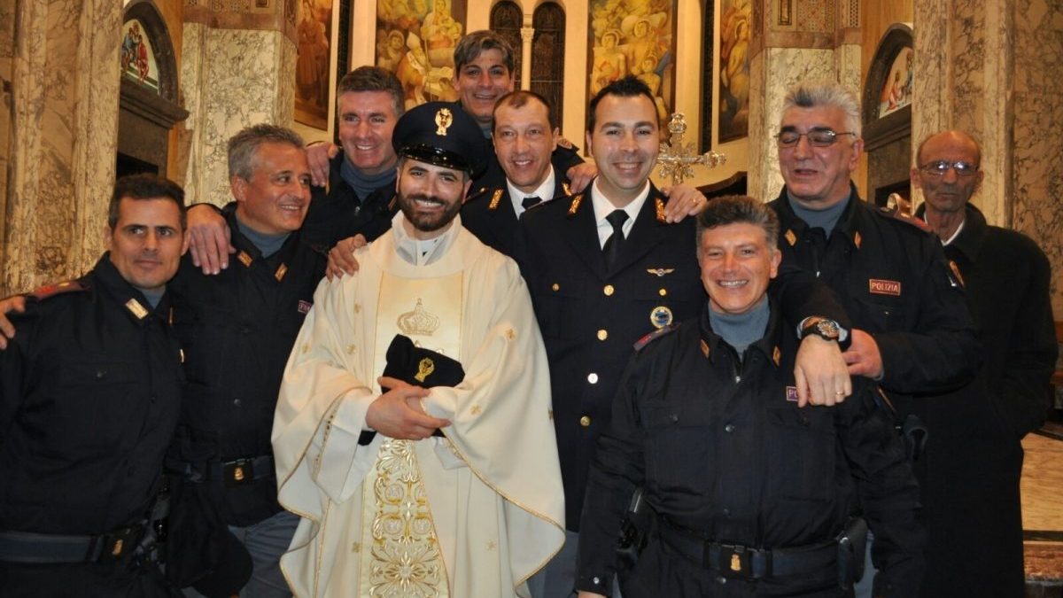 Don Ernesto il giorno della sua ordinazione circondato dai colleghi in divisa