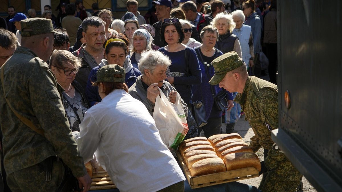 civili di Mariupol in fila per gli aiuti umanitari