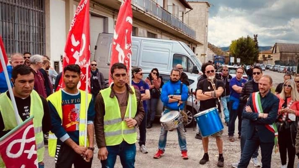 Il sindaco di Campi Bisenzio Emiliano Fossi e gli operai licenziati