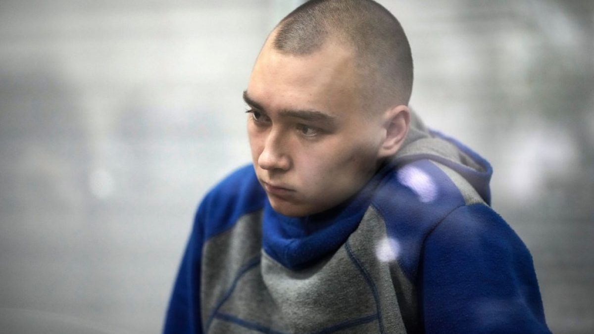 Vadim Shishimarin in aula durante il processo (Getty Images)