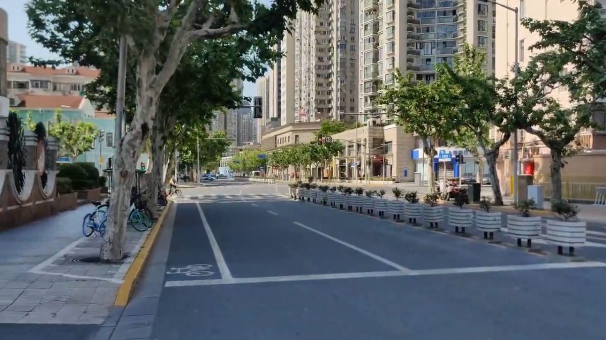 Una strada di Shanghai completamente deserta
