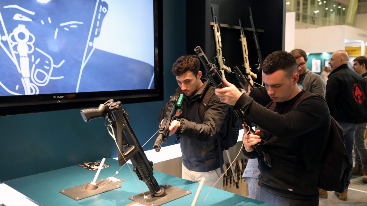 Dei ragazzi maneggiano fucili all’HIT Trade Show del 2019 di Vicenza.