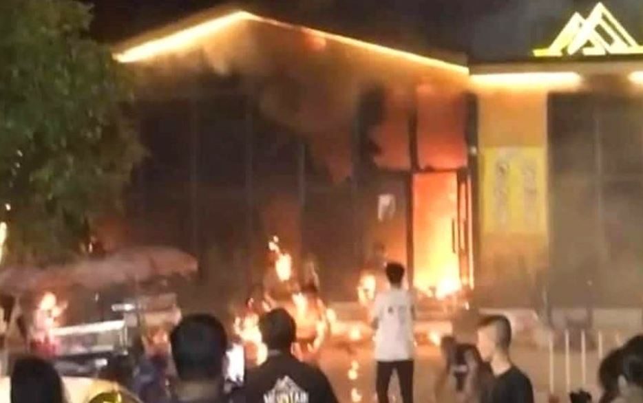 Enorme incendio distrugge la discoteca, clienti intrappolati: è strage, almeno 14 morti in Thailandia
