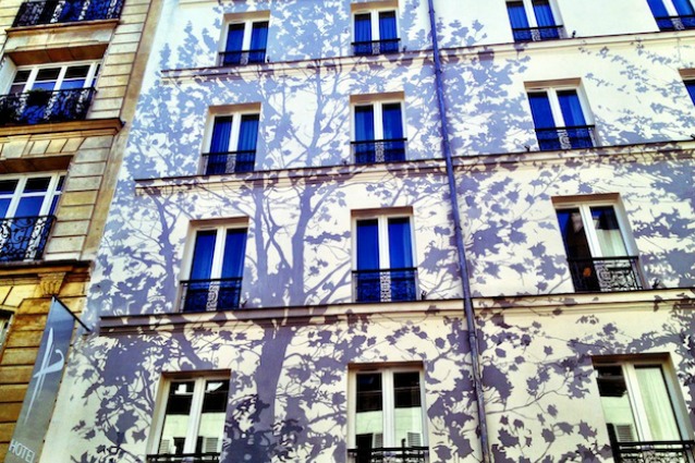 Da una scogliera alla parete di graffiti: le 10 facciate di hotel più belle del mondo