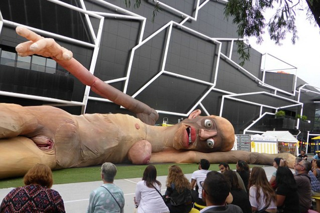 Melbourne: pupazzi giganti invadono la città e il motivo è davvero bizzarro