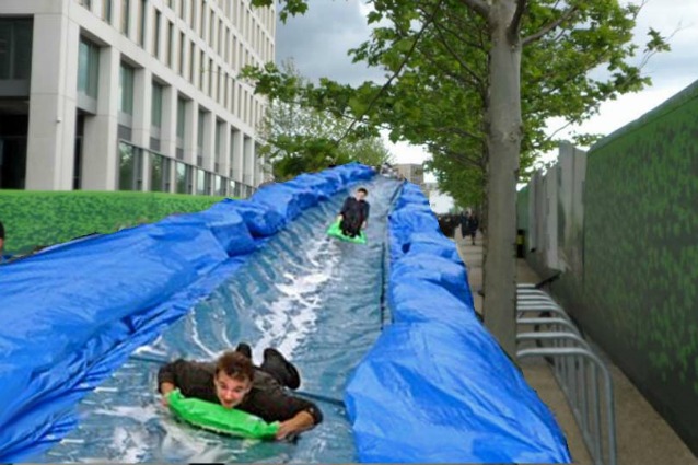 Londra: le strade diventano scivoli d'acqua giganteschi