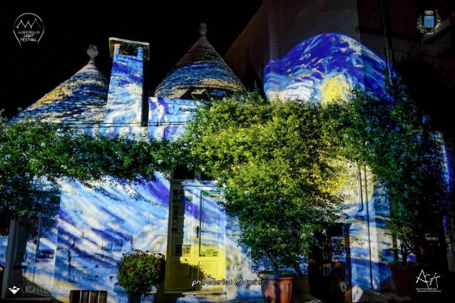 Alberobello: i trulli si colorano con Van Gogh