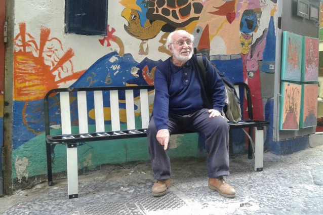 Napoli, i letti abbandonati diventano panchine per la città