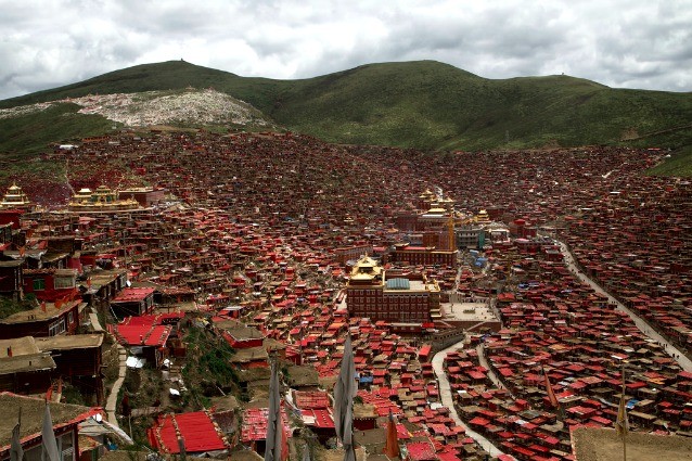 Larung Gar: benvenuti nel villaggio buddista più grande del mondo