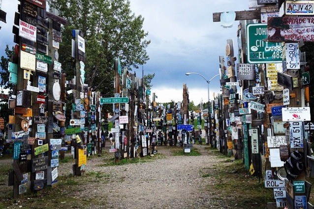 Canada: benvenuti nella foresta di segnali stradali più famosa del mondo