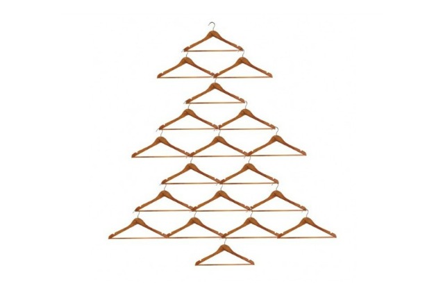 I 25 alberi fai da te più incredibili di questo natale Albero di natale con mensole