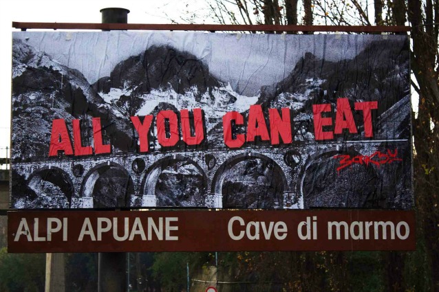 Banksy è in Italia: ecco la sua ultima opera contro lo sfruttamento di Carrara