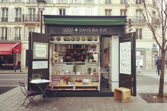 Sembra un'edicola ma non vende giornali: a Parigi torna il portierato di quartiere