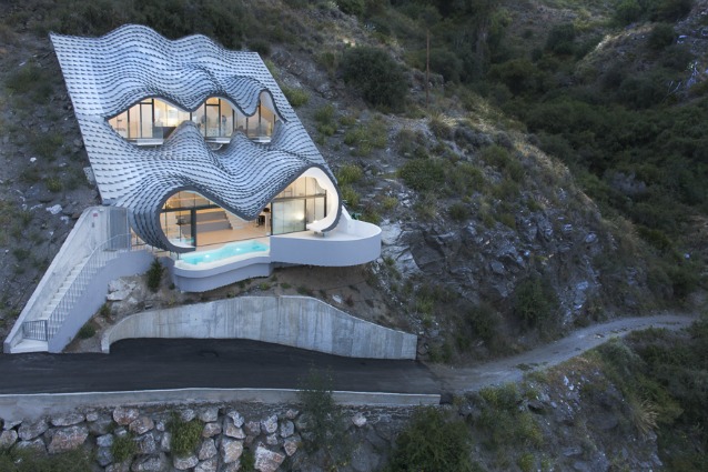 Spagna: questa casa ha gli occhi di un drago, la sua architettura è incredibile