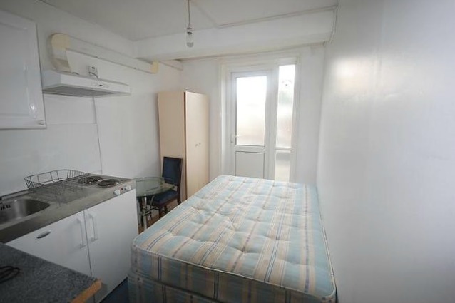 Dal letto in cucina al water a vista: benvenuti nelle peggiori stanze in affitto del mondo