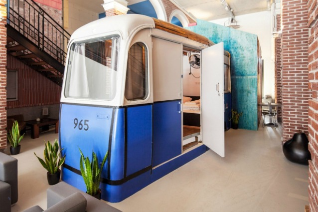 Dormire in un tram, in una biblioteca o in un santuario: benvenuti all'Hotel Not Hotel