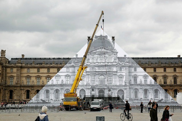 Come far sparire la Piramide del Louvre: ecco l'ultimo lavoro di JR