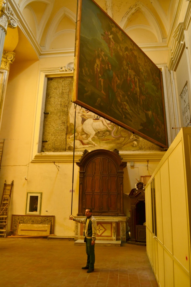 L'affresco di "San Giorgio che uccide il dragone" nascosto dietro il quadro nella Chiesa di San Giorgio Maggiore a Napoli.