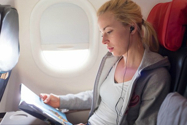 Ricaricano telefoni e tablet sull'aereo: ecco come saranno i finestrini del futuro
