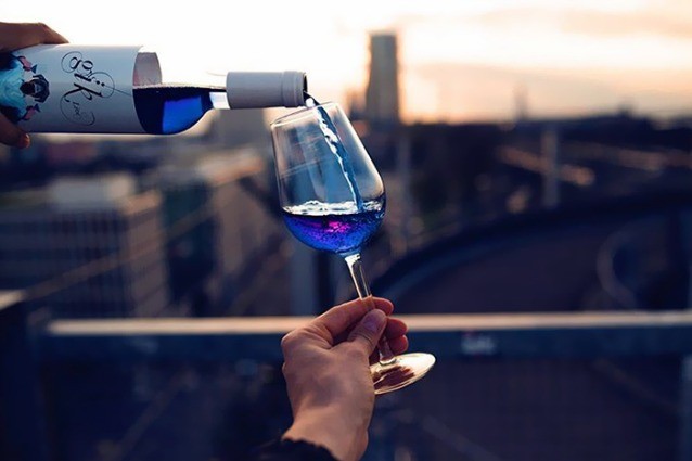 Non bianco, rosso né rosé: il vino è blu