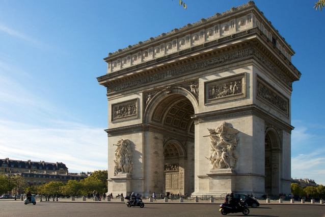 Parigi, l'Arco di Trionfo compie 130 anni