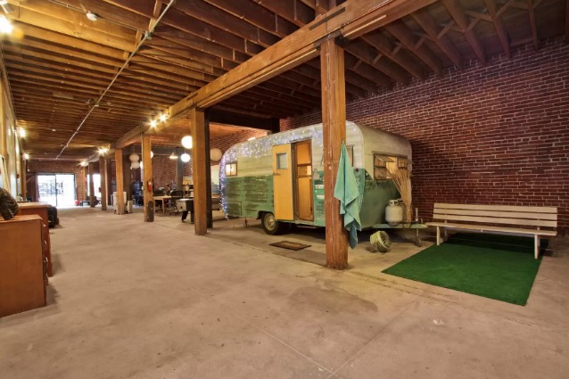 L'alloggio è un camper in un loft: ecco la stanza in affitto più strana di Airbnb