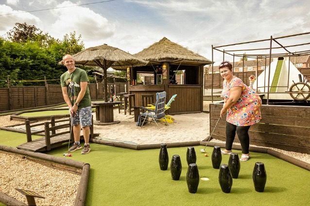 Trasformano il giardino di casa in un campo di minigolf: il risultato è incredibile