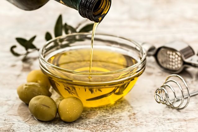 Ecco come fare l'olio d'oliva in casa: arriva il mini frantoio domestico