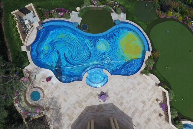 Questa piscina dall'alto sembra la "Notte Stellata" di Van Gogh