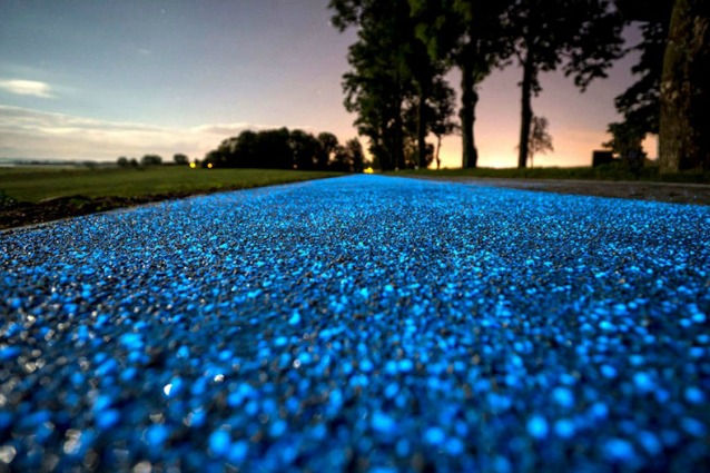 Polonia, in bici sulla pista ciclabile che brilla di notte