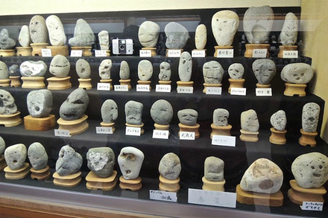 Chinsekikan: il museo del Giappone che colleziona rocce con volti umani