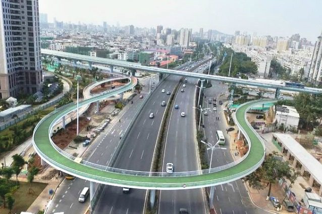 Cina, in bici sulla pista ciclabile aerea più lunga del mondo