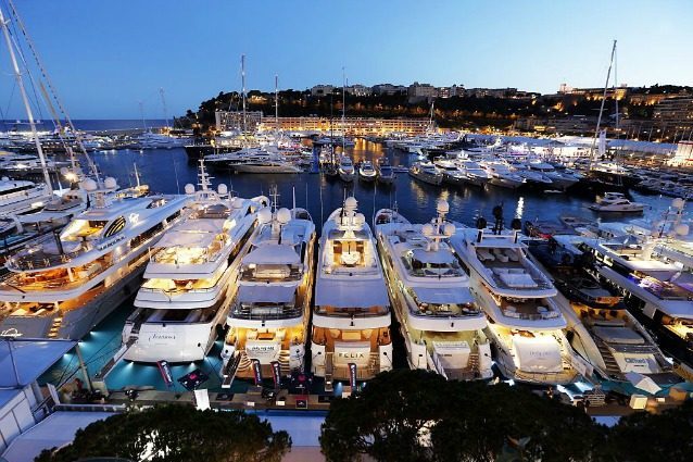 Un club galleggiante per soli miliardari: ecco il più grande super yacht del mondo