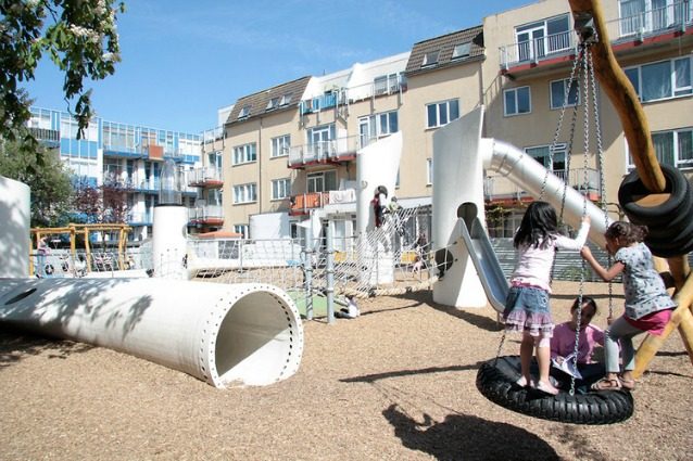 Rotterdam, le pale eoliche in disuso diventano un parco giochi per bambini
