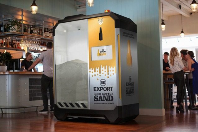 Questa macchina trasforma le bottiglie vuote di birra in sabbia in 5 secondi