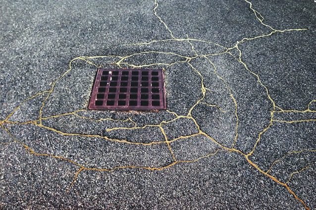 Usa l'oro per riparare le strade delle città: l'arte di Rachel Sussman