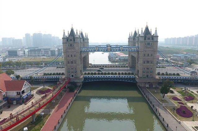 È il Tower Bridge ma si trova in Cina!