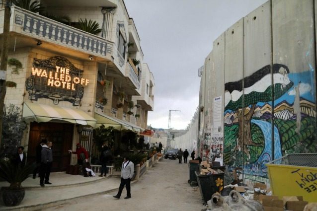 Betlemme, "The Walled Off Hotel": l'albergo di Banksy ha la peggior vista del mondo