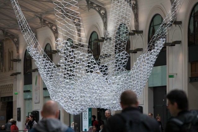 Parigi, ecco il primo lampadario fatto da 12.843 penne BIC