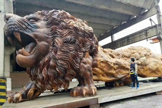 Oriental Lion: la scultura di legno più grande del mondo