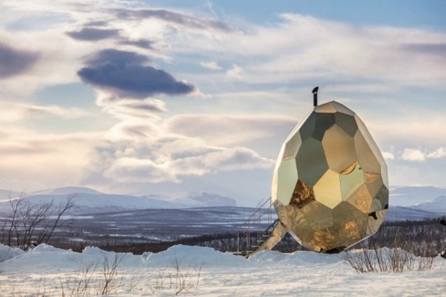 Solar Egg: la sauna a forma di enorme uovo d'oro che riscalda la Svezia