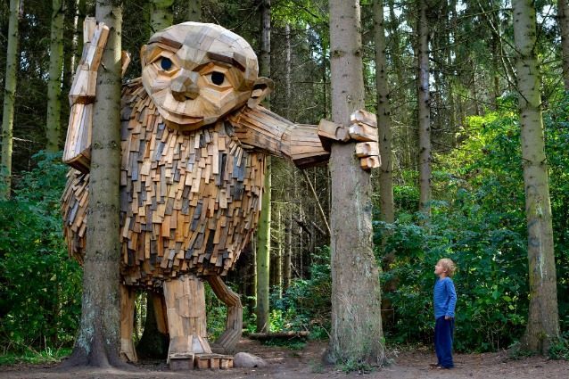 Thomas Dambo, l'artista che nasconde giganti di legno nelle città