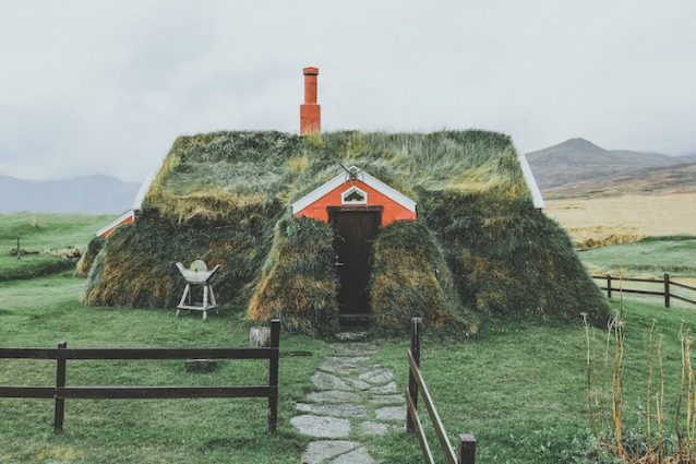 Turf house: le tipiche case islandesi che sembrano emergere dal terreno